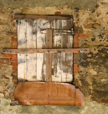 St-Restitut (Dr�me) - Fen�tre - Photo courtesy of Georges Brougnard