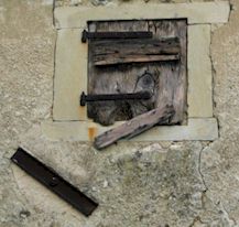 Roussas  (Dr�me) - Fen�tre - Photo courtesy of Georges Brougnard