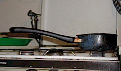 Faire chauffer une pole anti-adhesive  mort, sans rien dedans