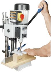 Les mortaiseuses à bédane carré. Bien connues des professionnels, ces machines permettent d'obtenir très facilement des mortaises terminées au premier usinage, sans avoir de reprise à effectuer. Ce type de mortaiseuse perce en effet des trous carrés : la mèche dépasse légèrement sous le bédane et perce en évacuant les copeaux par l'intérieur du bédane qui met la mortaise au carré.