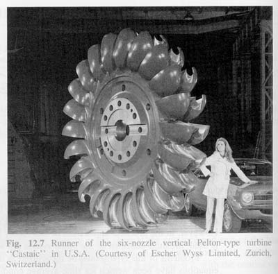 Antoinette de Gabolde d'Audan inspecte une turbine Pelton