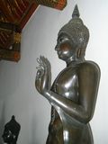 Boudha contenant les eaux, variante de l ABHAYA MUDRA (La m�ditation)